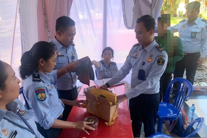 Petugas Lapas Kelas II-B Bangli menggagalkan upaya penyelundupan barang diduga narkotika di Bangli, Bali, Sabtu (22/4/2023)